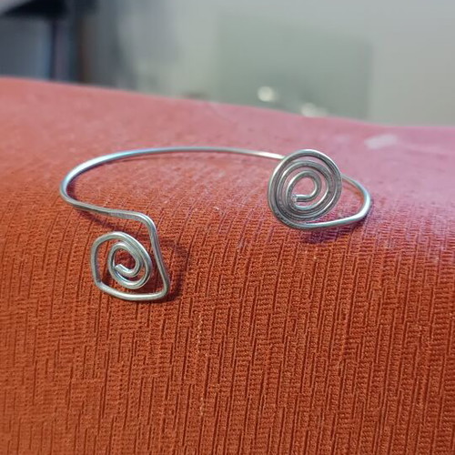 Silver Hand Bracelet new, adjustable aluminum wire
