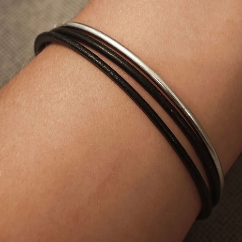 Set of 3 metal bracelets black iridescent and silver