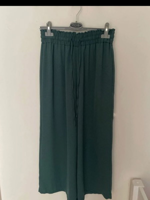 Pink Woman culotte pants with elastic waist, green