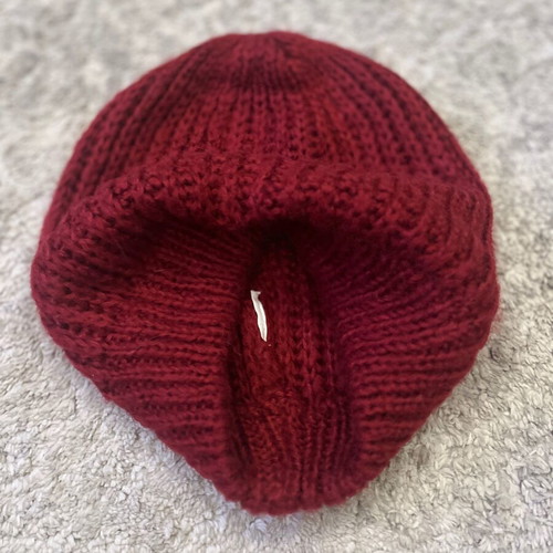 Rib knit hat in red like new, unisex, one size
