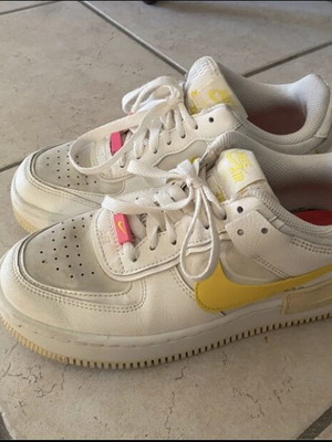 Nike athletic shoes used, white and yellow, size 38