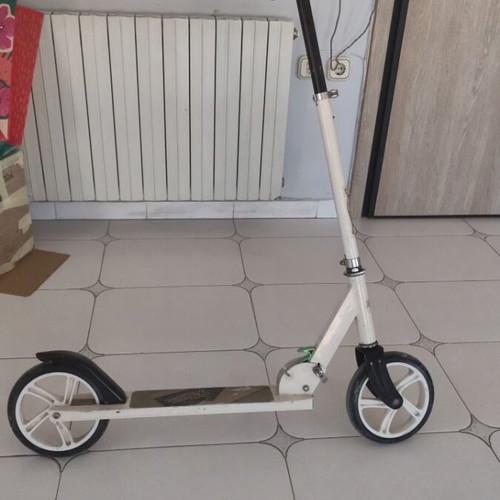 Foldable scooter white like new