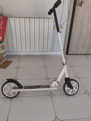 Foldable scooter white like new