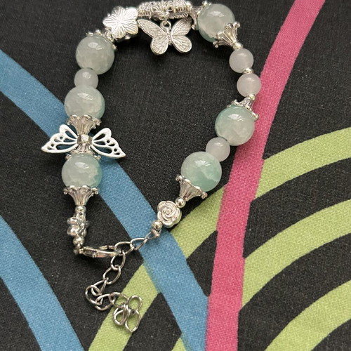 Women's jewelry set with 3 bracelets, 1 wearable bracelet and watch