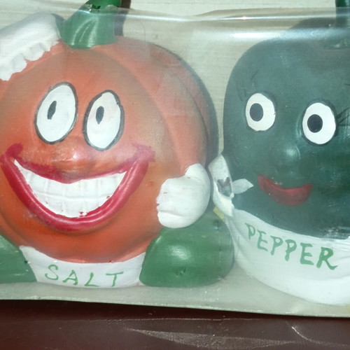 Salt and pepper set with Knorr vegetable faces, new