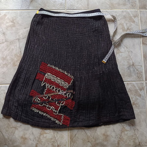 Winter skirt like new, black and red, elastic waist, size M