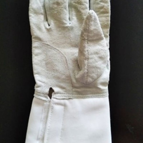 Fencing glove and wire used