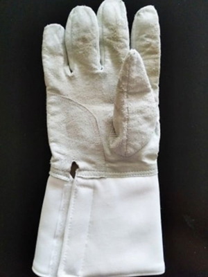 Fencing glove and wire used