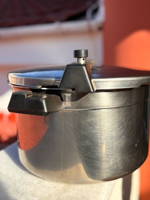 Pressure cooker 12-liter like new