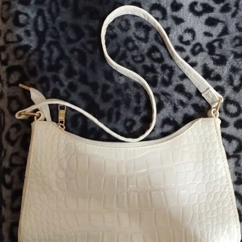 White croco-textured shoulder bag like new