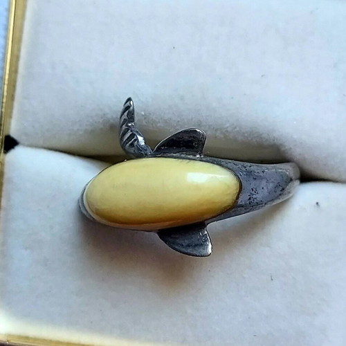 Vintage dolphin-shaped ring with yellow amber stone like new