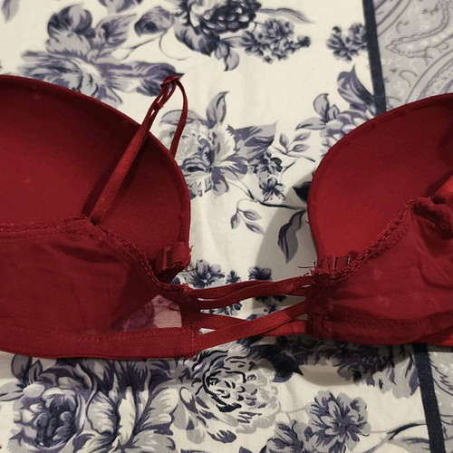Red bra like new with front magnetic closure