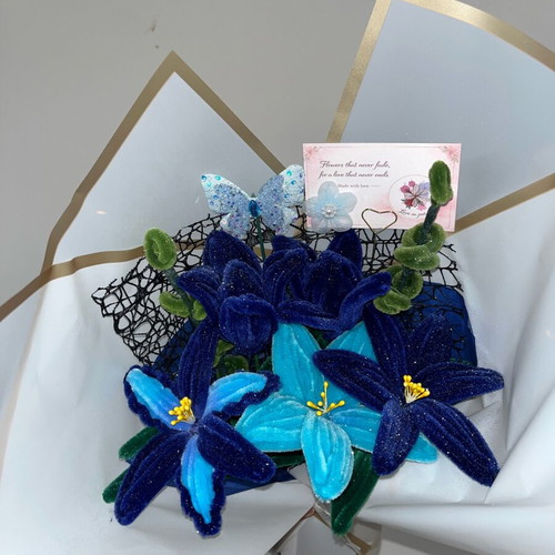 Blue bouquet made to order with 7 flowers in blue shades