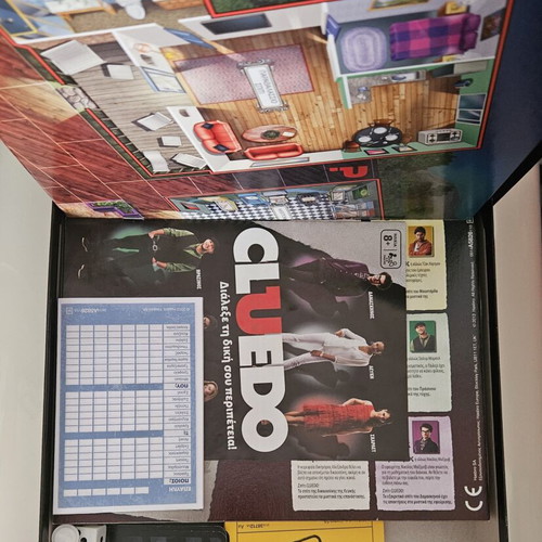 Cluedo board game Hasbro Gaming special edition with two mystery scenes like new
