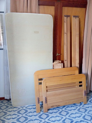 Παλιό μονο ξύλινο κρεβάτι με στρώμα μεταχειρισμένο