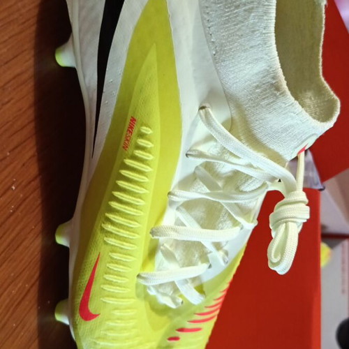Ποδοσφαιρικά παπούτσια Nike καινούργια, νούμερο 39, κίτρινα με κάλτσα
