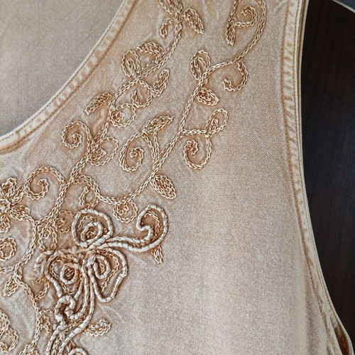 Eif sleeveless top beige embroidered size M like new