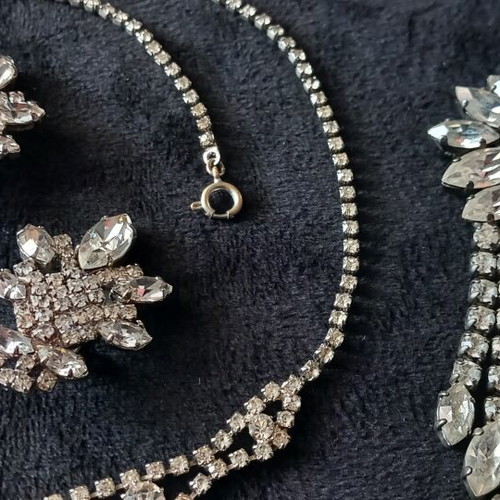 Rhinestone jewelry set with clip-on earrings, like new