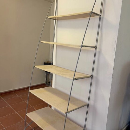 Wall-mounted bookshelf with five shelves