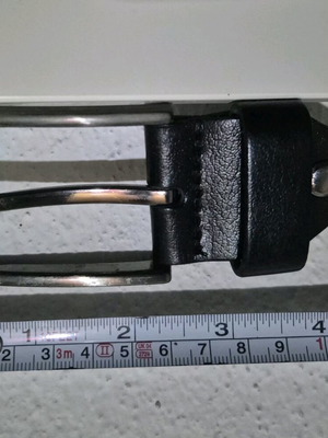 Απλή μεταλλική αγκράφα ζώνης με πείρο και δερμάτινο θηλάκι σαν καινούργια