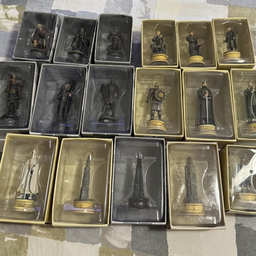 Lord of the Rings chess pieces set like new, 17 total, Eaglemoss
