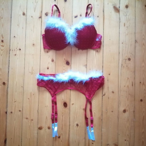 VRS 80C bra and garter set with hearts and feathers