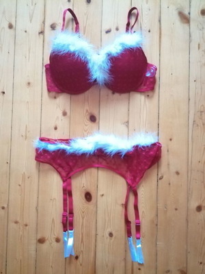 VRS 80C bra and garter set with hearts and feathers