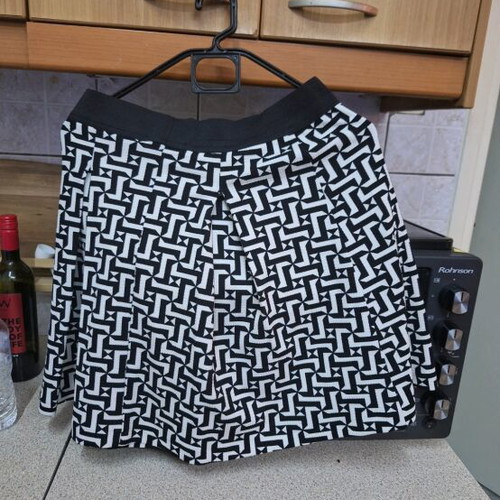Black and white short skirt new, size S