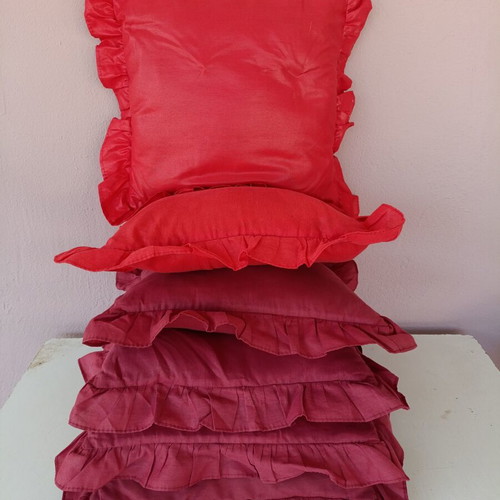 Classic pillows pack of 6, 4 burgundy and 2 red, like new