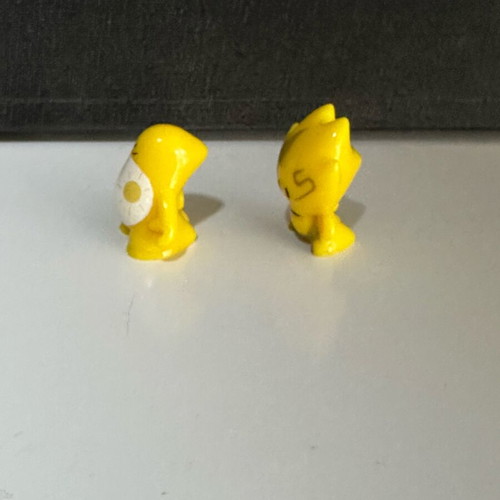 Gogo’s Crazy Bones yellow mini figures like new, collectible 2000s set