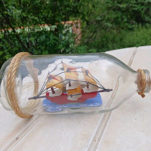 Ship in a bottle like new, glass