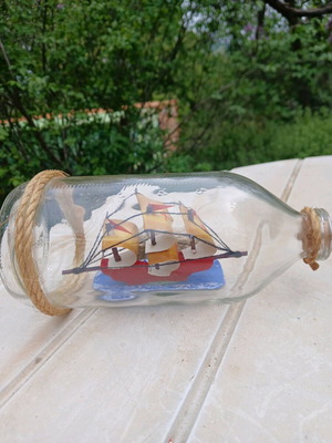 Ship in a bottle like new, glass