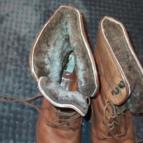 Leather brown boots like new with fur lining