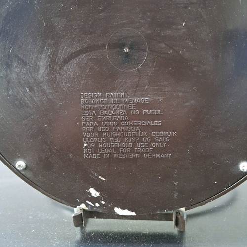 Vintage grocery scale in excellent condition
