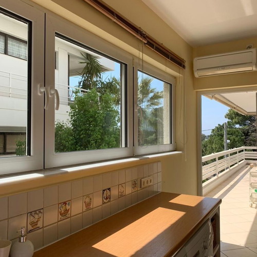 Διαμέρισμα με ανεμπόδιστη θέα στη παραλία «ΑΚΤΗ».
