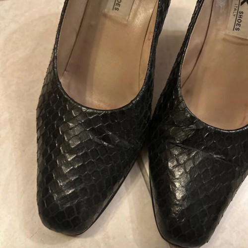 Nak leather pumps with 9cm block heel like new, black snake texture