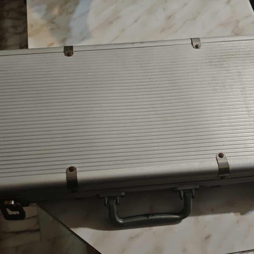 Poker set in metal case like new