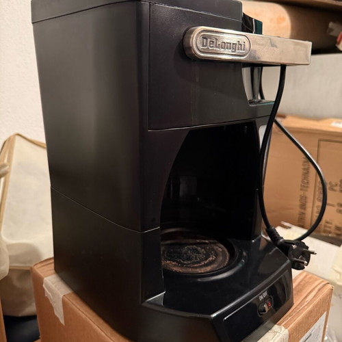 Delonghi French Coffee Maker used, slightly cracked carafe