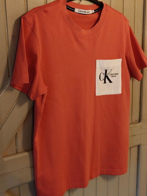 Calvin Klein t-shirt coral with white pocket, like new, size M