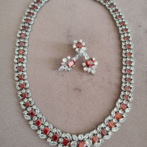 Necklace and earrings set with zirconia, red and silver