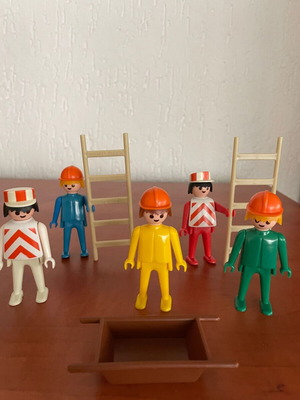 Playmobil 5 figures technicians like new, set with ladders and bucket