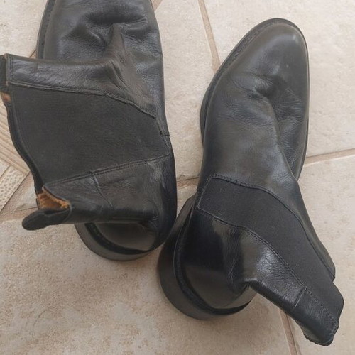 Men's boots used black size 40 leather with elastic sides