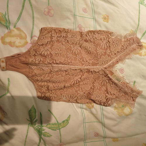 Lynne lace bodysuit pink like new with inner fabric