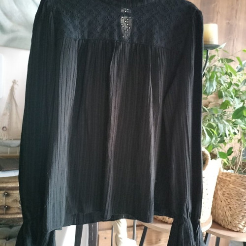 Black women's shirt with button and Kipour detail, like new, size L