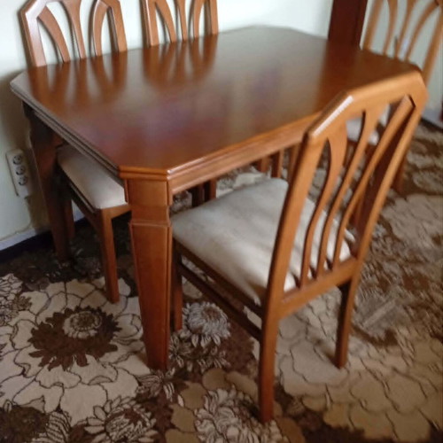 Wooden extendable dining table with four chairs like new