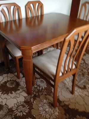 Wooden extendable dining table with four chairs like new