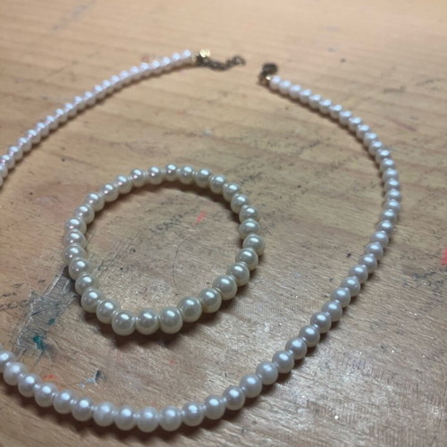 Necklace and bracelet set with white pearls like new