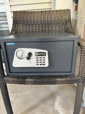 Comsafe електронен сейф голям размер с 2 ключа като нов