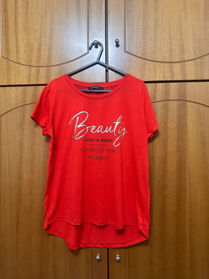 Red women's t-shirt L like new, casual with print