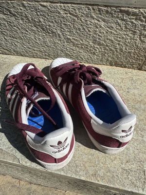 Adidas Gazelle originals like new, maroon color with suede detail